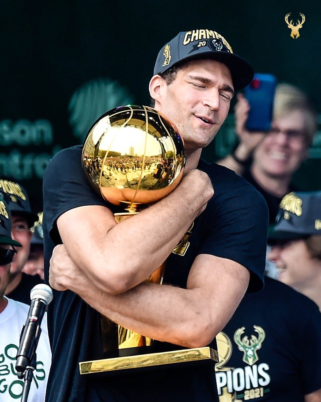 密尔沃基雄鹿训练开放日；今晚复出首秀引欢呼；亚冠在即；阵容厚度经受考验 -问鼎官网入口